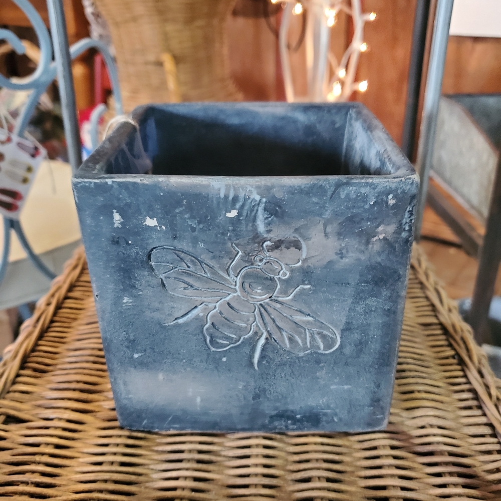 NWT CEMENT BEE PLANTER